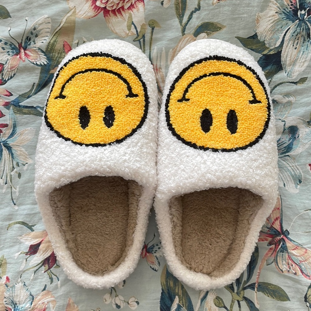 Smiley Face Slippers Size 39-40 NWOT